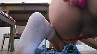 Desperate to cum while strangers vibe my ass