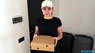 The Cute Courier Turned Out to Be a Pervert, Fucked Her and Cum in Her Mouth to Pay for Pizza