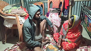 Indian desi housewife ne Pani Puri ke sath dudh pilaya