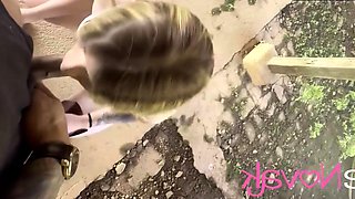 Loira com bunda grande vai visitar a granja e faz um