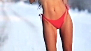 Wonder Sexy MILF Walking Outdoor