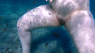 Finger-in-Pussy Vlog: BBW Bitche Underwater - POV