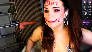 Nerdy amateur british teen babe masturbates