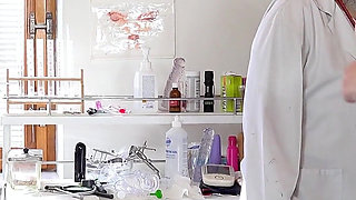 Cute Teen Redhead Kaira Love Orgasming in Gyno Chair