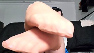 Flexible pale brunette with foot fetish does hot footjob