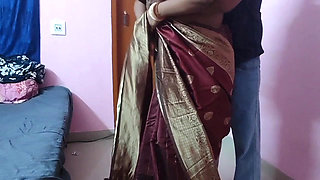 Dost ki biwi ki moti gaand me lund dal ke uski chikhe nikal diya