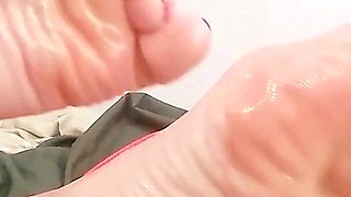 Feet close up (Arya Grander)